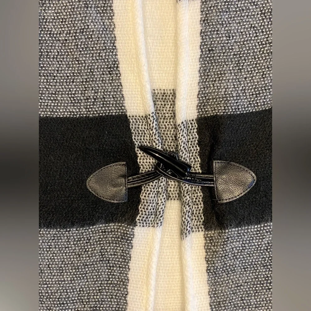Summer & Rose Black and White Buffalo Check Toggle-Close Poncho